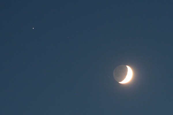Mond mit Erdschein und Saturn