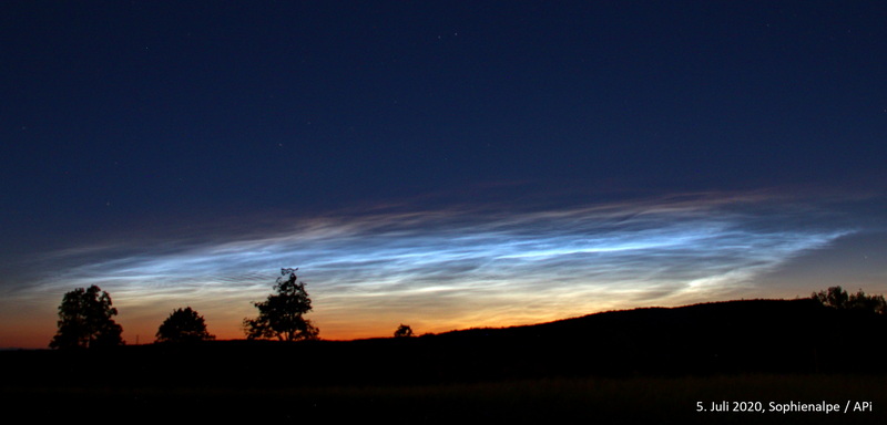 Typische NLC-Erscheinung am Ende der nautischen Abenddämmerung. 5. Juli 2020.